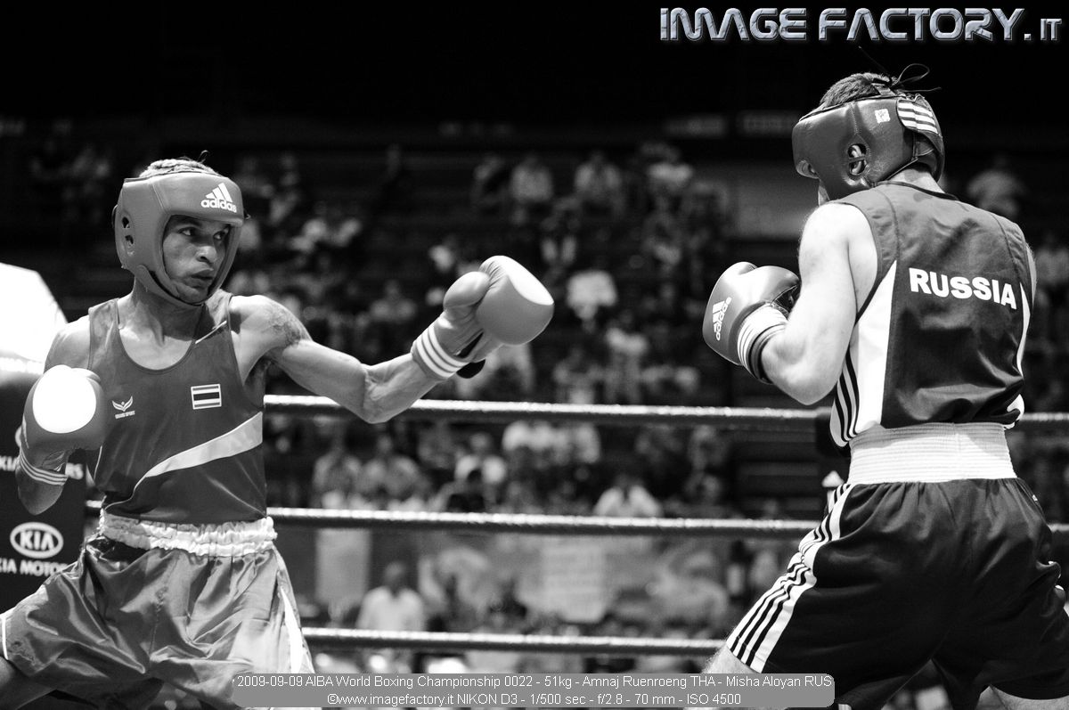 2009-09-09 AIBA World Boxing Championship 0022 - 51kg - Amnaj Ruenroeng THA - Misha Aloyan RUS